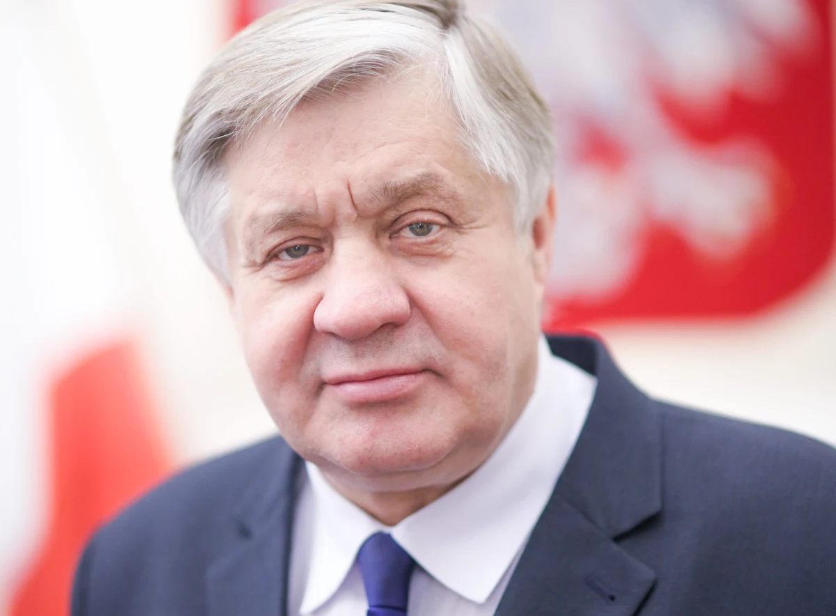 Ogromny spór wokół ustawy o obrocie ziemią autorstwa PiS. PSL protestuje przed Sejmem, a Władysław Kosiniak-Kamysz zapowiada, że ludowcy będą bronili "każdej grudki polskiej ziemi". Platforma Obywatelska z kolei zapowiada, że od kwietnia ruszy w Polskę, by informować rolników o negatywnych skutkach wejścia w życie ustawy. Ustawa między innymi wstrzymuje sprzedaż państwowej ziemi przez 5 lat, a nabywca ziemi od Skarbu Państwa nie będzie mógł jej zbyć przez 15 lat. Czy kształt ustawy jest ostateczny? Czy rząd się ugnie i będzie w stanie zmienić niektóre zapisy? Komisja Europejska zapowiada nowe wsparcie dla rolników. Jak ono będzie wyglądało? W poniedziałek gościem Konrada Piaseckiego w Kontrwywiadzie RMF FM będzie minister rolnictwa Krzysztof Jurgiel. 