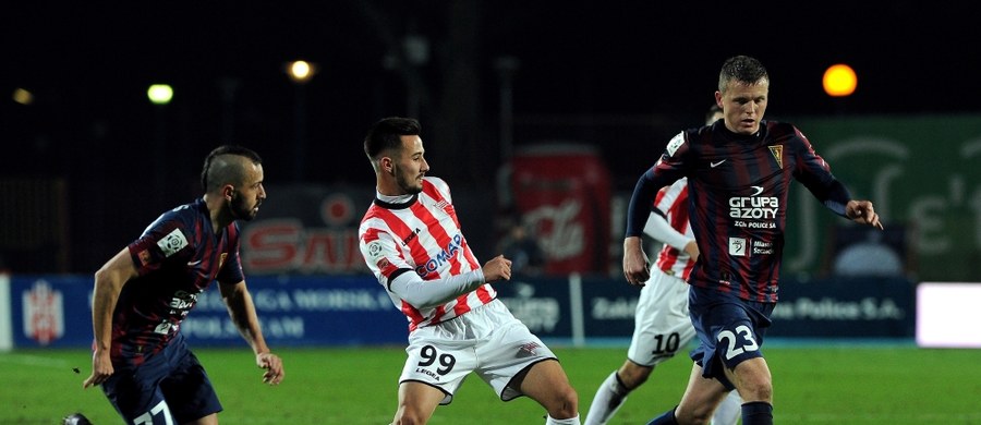 Piłkarze trzeciej w tabeli Cracovii zremisowali w Szczecinie z czwartą Pogonią 2:2 w niedzielnym meczu 28. kolejki ekstraklasy. Dzień wcześniej mistrz Polski Lech Poznań uległ u siebie liderowi i wicemistrzowi kraju Legii Warszawa 0: