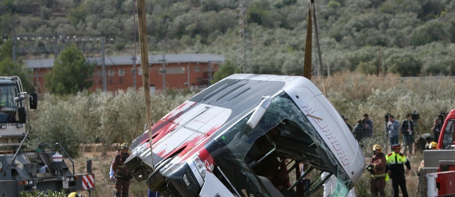 Wśród trzynastu studentek, które zginęły wczoraj w wypadku autokaru na autostradzie łączącej Walencję z Barceloną w Hiszpanii, było siedem Włoszek, dwie Niemki, Rumunka, Francuzka, Austriaczka i Uzbeczka. Ofiary były w wieku 19-25 lat.