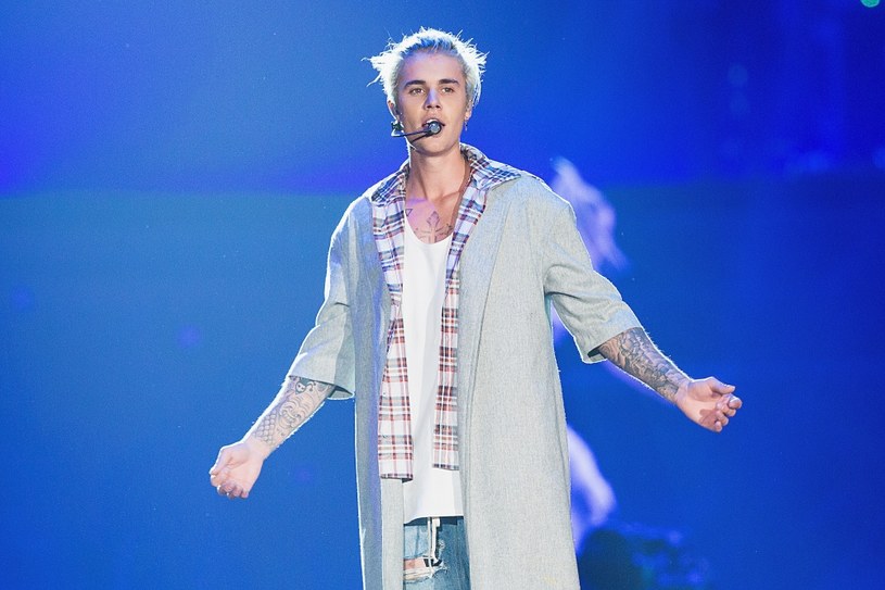 Podczas swojego koncertu w Kalifornii Justin Bieber zaprosił na scenę fankę, którą poprosił, by uczesała jego włosy. 
