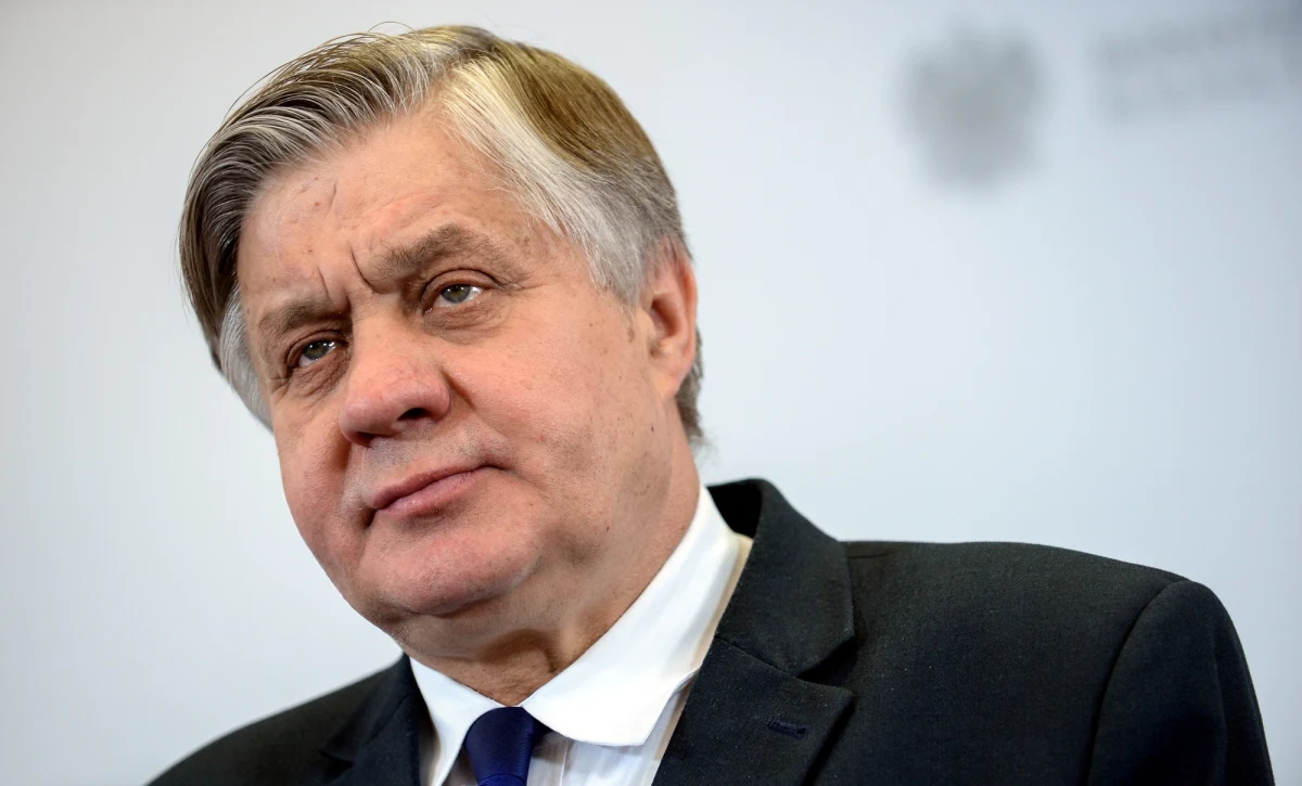 "KRUS-u nie będziemy likwidować. Nasz system jest oparty na systemie francuskim i chcemy wprowadzić jego rozszerzenie korzystając z rozwiązań niemieckich. To jest w Europie powszechna forma, że rolnicy mają swój system ubezpieczeń i system, który poza emeryturami i rentami jeszcze wykonuje opiekę socjalną" - mówi, pytany przez słuchaczy o likwidację KRUS-u, gość Kontrwywiadu RMF FM minister rolnictwa Krzysztof Jurgiel. Na czym ma polegać rozszerzenie? "Jest w Polsce na wsi około 2 mln osób starszych, które wymagają opieki. Zadaniem państwa jest opieka nad takimi osobami. W Niemczech są tworzone specjalne programy" - odpowiada minister. Jego zdaniem "nie ma powodu, aby ta propaganda, która jest prowadzona przeciwko rolnikom miała miejsce i żeby likwidować ten system". Jurgiel pytany o niskie składki na KRUS, odpowiada, że i tak polscy rolnicy mają gorsze warunki konkurencji. "Są niskie składki, ale też i niskie emerytury. Nie ma powodu, żeby na tym etapie obciążać rolników dodatkowymi kosztami" - uważa minister rolnictwa. Dodaje, że rząd w porozumieniu z rolnikami będzie przygotowywał specjalne rozwiązania, "żeby polska wieś była żywotna i nie obumierała". 