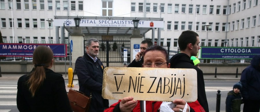 "Będziemy pracować nad obywatelskim projekt ustawy antyaborcyjnej, jeśli wpłynie do Sejmu" - powiedziała premier Beata Szydło. Dodała, że powinien on zostać przesłany "przynajmniej do komisji", bo projekty obywatelskie nie powinny trafiać "do kosza".