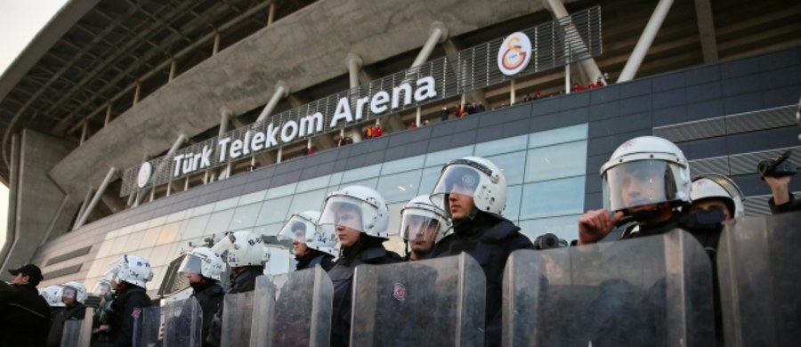 Turecka policja szuka trzech domniemanych bojowników Państwa Islamskiego, którzy rzekomo planują zamachy samobójcze w zatłoczonych miejscach, głównie w Stambule. Kilka tureckich gazet opublikowało na pierwszych stronach ich zdjęcia.