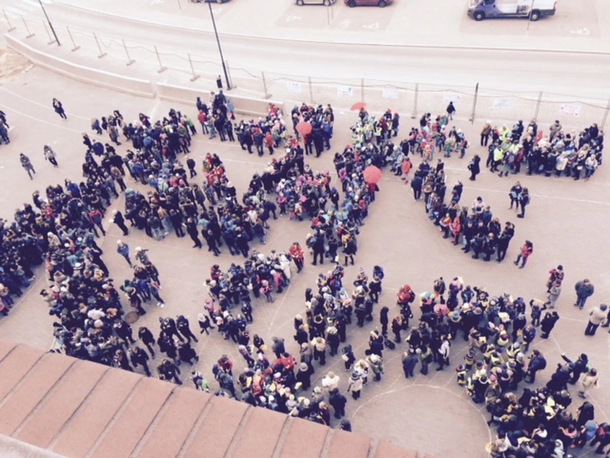 Łódź pobiła rekord w jednoczesnym zwiedzaniu miasta przez wycieczki z przewodnikiem. W poniedziałek w mieście można było spotkać aż 54 takie grupy turystyczne, które odwiedzały wybrane miejsca kultury: muzea, teatry, galerie i świątynie różnych wyznań. Ostatnim punktem zwiedzania był kompleks EC1, gdzie powstał gigantyczny napis: Łódź, ułożony z sylwetek zebranych. 