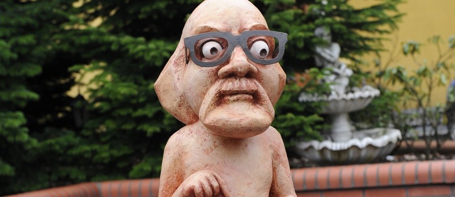 Rzeźba nazwana "Obywatel Włapko" ma stanąć w Szczecinku. Przedstawia ona niewielkiego mężczyznę w okularach, z brodą, a poza tym kompletnie nagiego. Do urzędu właśnie wpłynął wniosek o lokalizację dzieła, które jest symbolem łapownictwa.