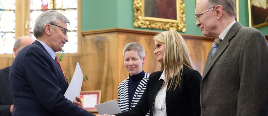 Rektor poznańskiego Uniwersytetu Adama Mickiewicza nagrodził studentkę, która w zeszłym tygodniu pomogła profesorowi zaatakowanemu tasakiem przez innego studenta. Natalia Micek odbierając nagrody i policyjne odznaczenia powiedziała, że to nie była odwaga, ale po prostu szybkie działanie.