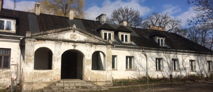 Nie widać końca problemów z XIX-wiecznym dworkiem Krychowickich na lubelskim Sławinie. Do niedawna budynek był w zarządzie Muzeum Wsi Lubelskiej. Zgodnie z decyzją sądu, dyrekcja placówki zapłaciła odszkodowanie za bezprawne użytkowanie go. Spadkobiercy właścicieli przyjęli te pieniądze, ale nie kwapią się do przejęcia majątku. 