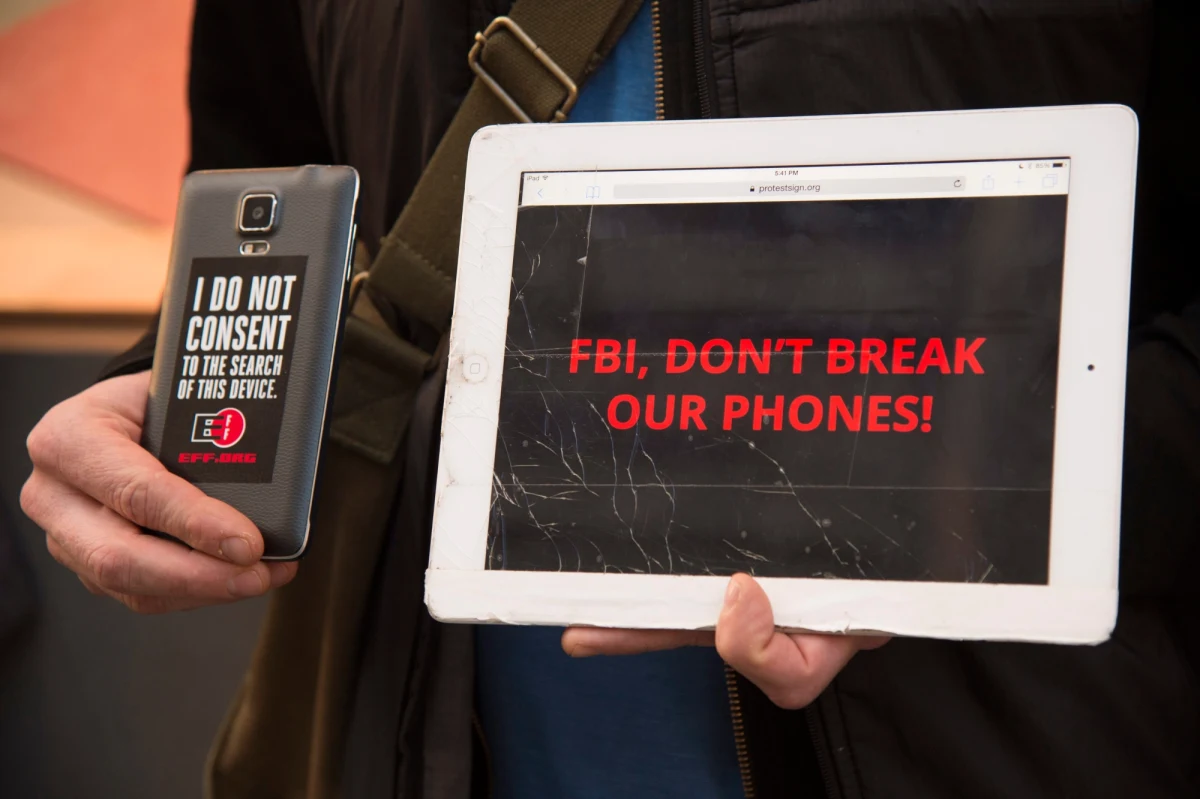 Zaplanowana na dziś rozprawa z udziałem "Apple" i FBI ws. nakazu sporządzenia oprogramowania, który umożliwi FBI odblokowanie iPhone'a należącego do zamachowcy z San Bernandino, została przełożona na wniosek biura. FBI wie już, jak obejść zabezpieczenia.