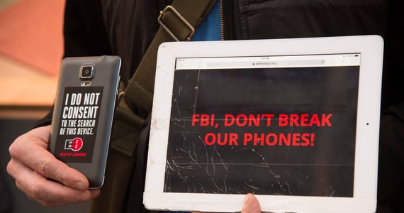 Zaplanowana na dziś rozprawa z udziałem "Apple" i FBI ws. nakazu sporządzenia oprogramowania, który umożliwi FBI odblokowanie iPhone'a należącego do zamachowcy z San Bernandino, została przełożona na wniosek biura. FBI wie już, jak obejść zabezpieczenia.