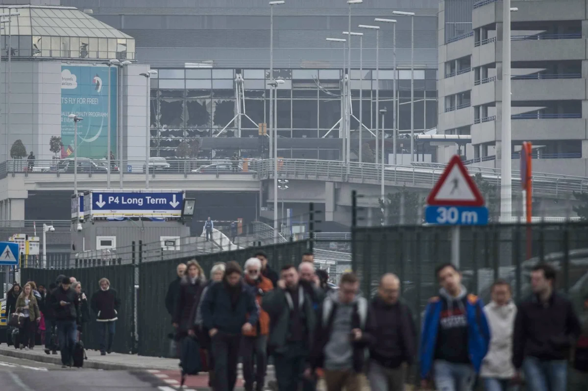 Ulice w okolicy stacji metra Maelbeek w dzielnicy europejskiej, gdzie doszło rano do serii eksplozji, zostały zamknięte. Na ulicach Brukseli w wielu miejscach miasta słychać syreny pędzących samochodów policji i karetek. Widać płaczących ludzi. W wybuchach zginęło kilkanaście osób. 
