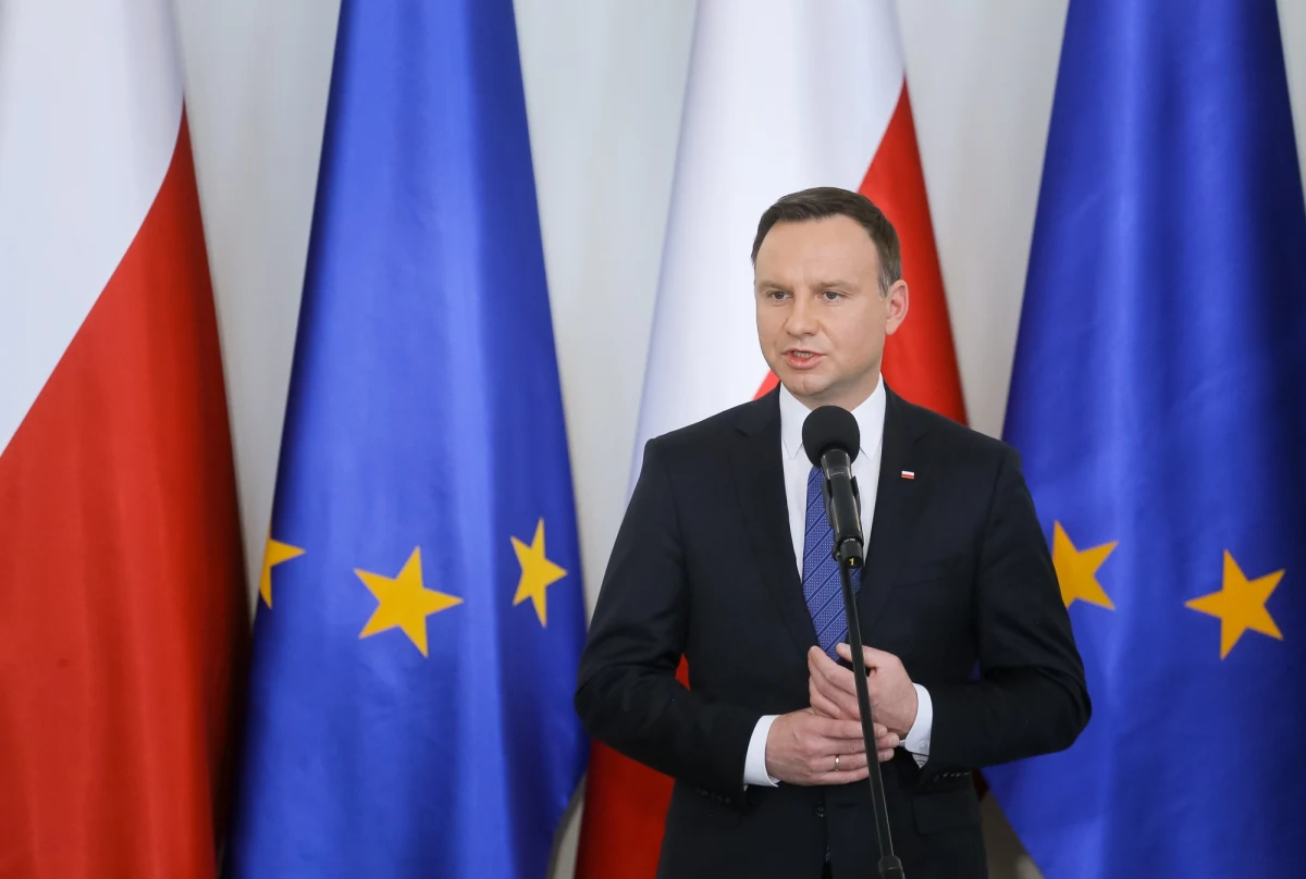 Musimy stać razem w obronie naszych europejskich wartości, w obronie naszych fundamentów kulturowych; nie możemy dać się pokonać brutalnej przemocy - powiedział prezydent Andrzej Duda, komentując zamachy, do których doszło w Brukseli.