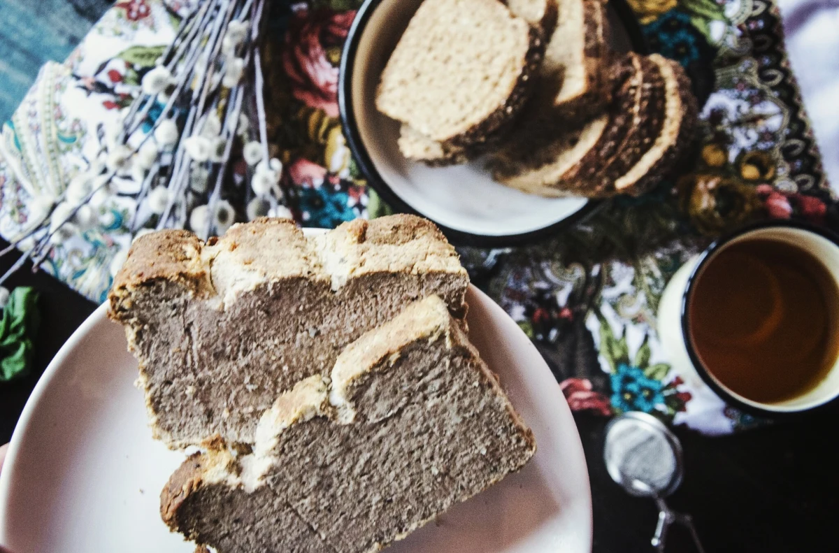 Doskonała propozycja na Wielkanoc, nie tylko dla wegan. Kremowy, rozpływający się w ustach, ale i bardzo wyrazisty pasztet pieczarkowy, który może bez wstydu stanąć w szeregu z „mięsnymi kuzynkami”.