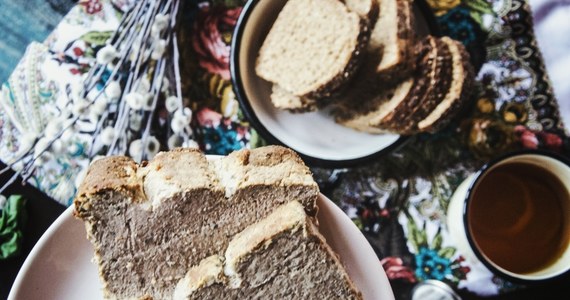 Doskonała propozycja na Wielkanoc, nie tylko dla wegan. Kremowy, rozpływający się w ustach, ale i bardzo wyrazisty pasztet pieczarkowy, który może bez wstydu stanąć w szeregu z „mięsnymi kuzynkami”.