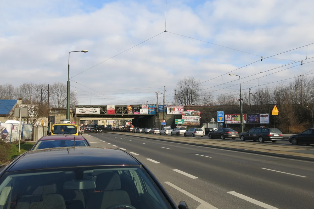 Czy brak dwóch pasów ruchu może sparaliżować ponadmilionową aglomerację? Okazuje się, że może. Takie rzeczy tylko w Krakowie. Niespełna 2 tygodnie temu drogowcy zamknęli estakadę nad skrzyżowaniem Wielickiej, Alei Powstańców Śląskich, Limanowskiego i Powstańców Wielkopolskich. Przyczyną jest budowa łącznicy kolejowej. Prace są niezbędne, żeby usprawnić ruch kolejowy.