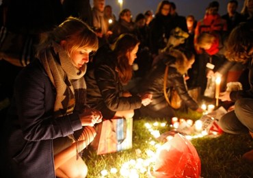 Bruksela w żałobie po wtorkowych zamachach. Nadal poszukiwany jest trzeci zamachowiec z lotniska