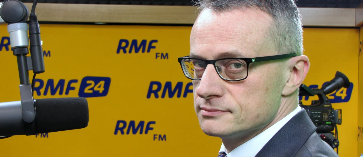 „Jest pełna koordynacja polityki migracyjnej między kancelarią prezydenta i premiera. Premier ma absolutną rację mówiąc, że bez dobrze działającego systemu żaden kraj nie jest w stanie zapanować nad problemem uchodźców” – mówi gość Kontrwywiadu RMF FM, dyrektor prezydenckiego biura prasowego Marek Magierowski. Chodzi o słowa premier Beaty Szydło, która zapowiedziała, że nie widzi możliwości, by w tej chwili migranci przyjechali do Polski. „Nie wycofujemy się całkowicie z przyjętych zobowiązań, ale ta Europa, która zgodziła się na system relokacji imigrantów nie jest w stanie zbudować skutecznego systemu ich kontroli” – uważa Magierowski. Dodaje, że „Europa nie radzi sobie absolutnie z problemem terroryzmu i to jest gigantyczny kłopot dla Europy”. Polska jest bezpieczna? „Do ilu zamachów terrorystycznych doszło w ostatnich latach w Polsce? Ani jednego. Na tej podstawie uważamy, że jesteśmy bezpieczni” – mówi gość Kontrwywiadu. Pytany o polskie F-16 nad Syrią odpowiada: „Tutaj nic się nie zmieniło”. Dodaje, że oferta współpracy w walce z Państwem Islamskim wciąż jest aktualna. 