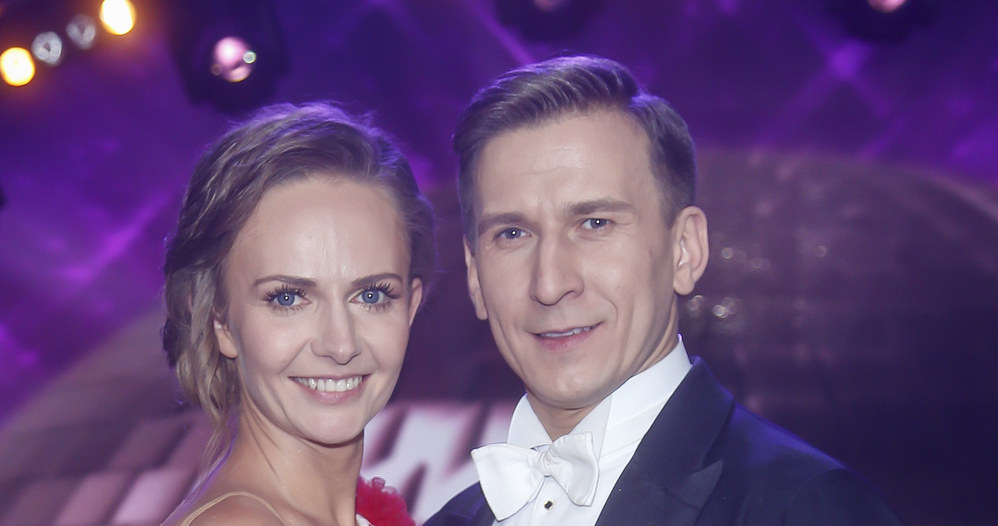 ​Zbliża się Wielkanoc, jednak gwiazdy i tancerze z show "Dancing with the Stars. Taniec z Gwiazdami" nie zwalniają tempa i mimo braku emisji kolejnego odcinka programu, intensywnie ćwiczą. Pusto na treningowych salach zrobi się dopiero w sobotę. A od wtorku pary będą znów szlifowały formę i układy choreograficzne przed odcinkiem, który zobaczymy na żywo 1 kwietnia.