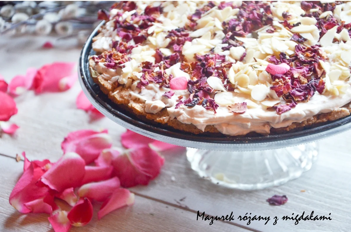 Mazurek nieskomplikowany, różany, kremowy, na orkiszowym spodzie. Wygląda obłędnie i podobnie smakuje. 