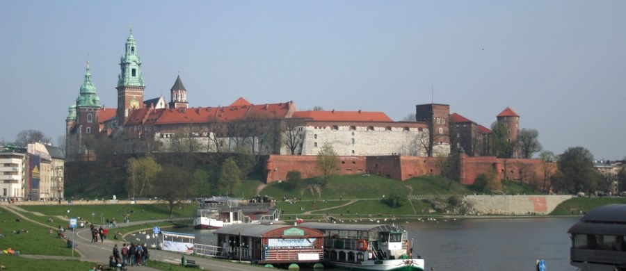 Szkolenia na temat zachowania w przypadku zagrożenia lub ataku terrorystycznego dla uczniów, edukację antyterrorystyczną podczas imprez masowych lub poprzez nośniki w autobusach i tramwajach – proponują radni PiS w Krakowie w związku z rosnącym zagrożeniem terrorystycznym.