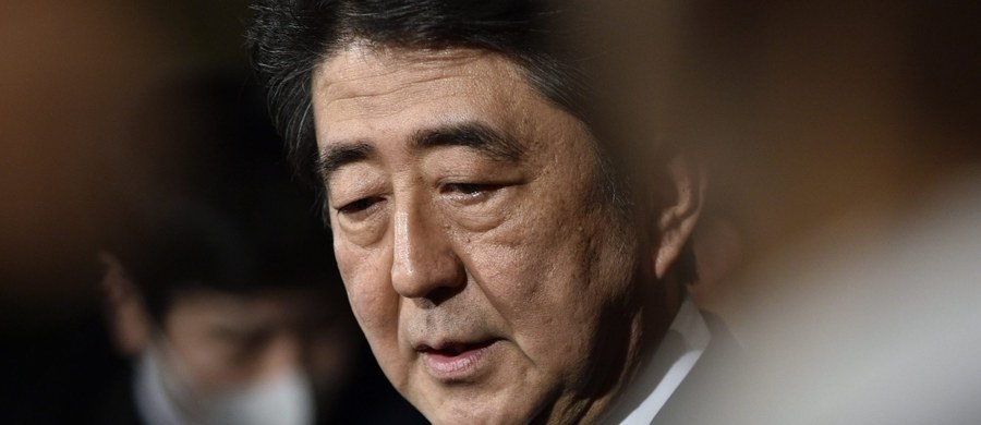 Pięciu japońskich dziennikarzy oskarżyło rząd premiera Shinzo Abe o wywieranie nacisku na nadawców telewizyjnych. Polityk rzekomo chciał, by łagodzono krytykowanie jego rządów. Zarzucił także mediom godzenie się z takimi praktykami. 