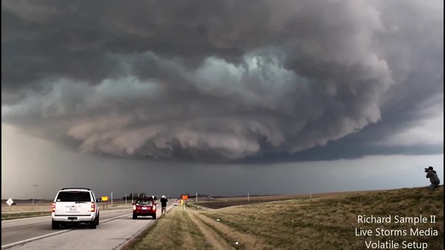 Tak właśnie wygląda tornado we wczesnym stadium formowania. Ogromna, gwałtownie wirująca masa powietrza to superkomórka, najgroźniejsza odmiana chmury burzowej, z której powstaje trąba powietrzna. Film nagrano 15 marca 2016 w stanie Illinois, w USA. W starciu z żywiołem nie ucierpiał żaden człowiek, zniszczeniu uległo natomiast kilka domów.