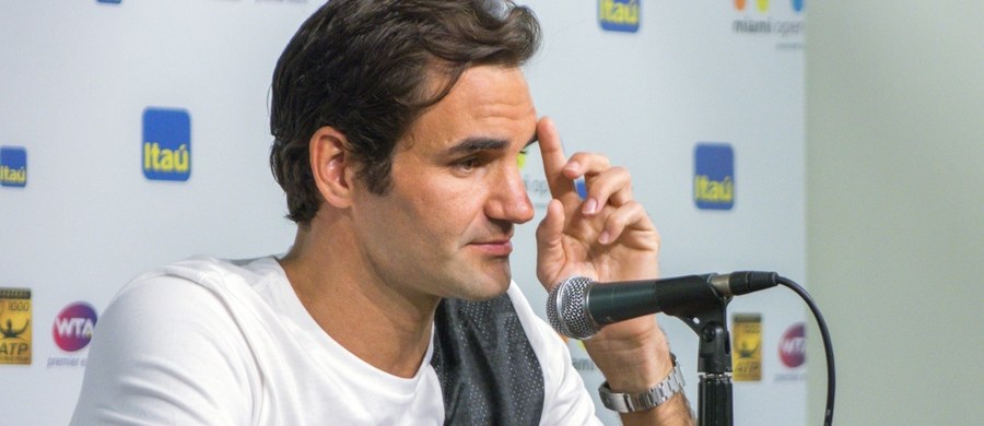 Roger Federer zdradził przyczyny kontuzji łąkotki, która sprawiła, że musiał poddać się pierwszemu w karierze zabiegowi chirurgicznemu. Kolano uszkodził w łazience, podczas… kąpieli córek. „To był prosty ruch, odwróciłem się i usłyszałem 'kliknięcie'”- mówi 34-letni tenisista, który dziś wraca na korty.
