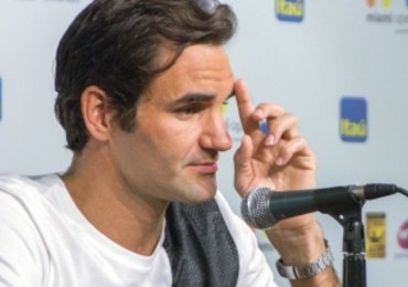Roger Federer zdradził, w jaki sposób doznał kontuzji kolana. Kąpał córki