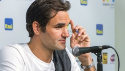 Roger Federer zdradził, w jaki sposób doznał kontuzji kolana. Kąpał córki