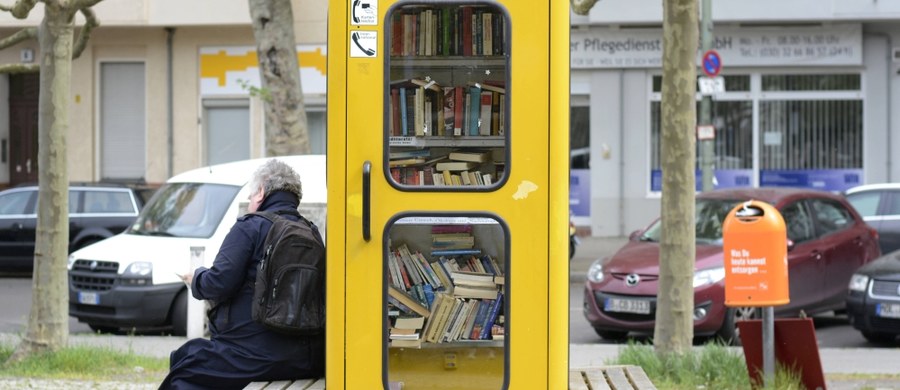 We włoskim mieście Massa w Toskanii otworzono mini-bibliotekę, która mieści się w budce telefonicznej. Można z niej bezpłatnie wypożyczać książki. Z taką inicjatywą wystąpiły lokalne władze inspirując się podobnymi pomysłami z Wielkiej Brytanii, Portugalii i USA. 