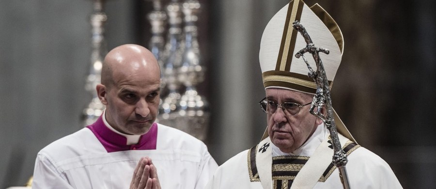 Papież Franciszek wieczorem będzie przewodniczył Drodze Krzyżowej w rzymskim Koloseum. Nabożeństwo odbędzie się przy nadzwyczajnych środkach bezpieczeństwa. Wokół amfiteatru Flawiuszów powstały specjalne strefy bezpieczeństwa. Porządku strzec będą żołnierze z długą bronią.