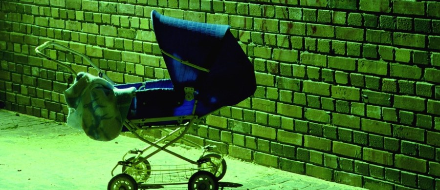Zarzut porzucenia dziecka usłyszeć ma matka 16-miesięcznego chłopca, którego w wózku zostawiła na klatce schodowej bloku na krakowskim Podgórzu. Sama poszła do… znajomych. 