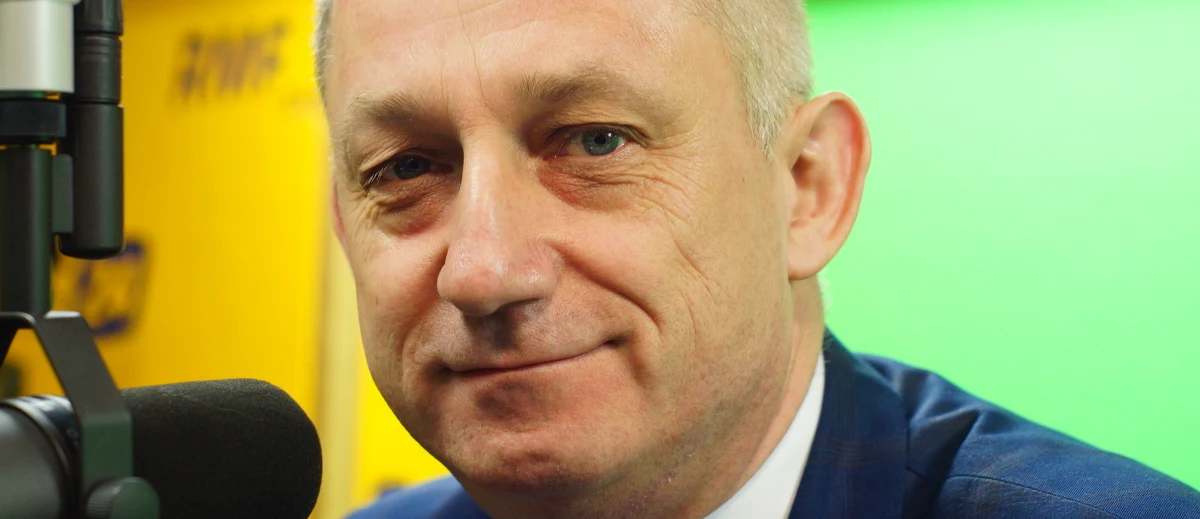 "Zachowanie Jarosława Kaczyńskiego przyjmujemy za dobrą monetę z pewną nutą dystansu. Prezes wielokrotnie pokazywał, że potrafi z trybuna ludowego, który grzmi na wiecu, przekształcić się w baranka, człowieka z aureolą" – mówi o wezwaniu prezesa PiS do nieprowadzenia sporów politycznych gość Kontrwywiadu RMF FM, szef klubu PO Sławomir Neumann. "W najbliższych tygodniach będziemy mieli papierek lakmusowy, czy PiS jest zainteresowany kompromisem, wyjściem z impasu, w który nam wprowadził, czy to prawdziwy Kaczyński, czy tylko maska przybrana na święta"– uważa polityk. Dodaje, że jeśli faktycznie prezes PiS chce szukać wyjścia, to Platforma usiądzie z nim przy jednym stole i będzie poważnie rozmawiać. "Warunkiem wstępnym jest to, żeby był stół, krzesła i dobra kawa" – żartuje gość RMF FM i dodaje, że premier powinna opublikować wyrok Trybunału, a prezydent zaprzysiąc sędziów. "Kończy się kadencja jednego z sędziów TK i jeżeli w to miejsce PiS wybierze kolejnego, to będziemy mieli świadomość, że to gra i pozory" – uważa szef klubu PO. "Kościół, który dość mocno angażował się w kampanię PiS, od paru miesięcy milczy i ja to odbieram pozytywnie. Nie popiera szaleńczych zmian, które wprowadza PiS" – twierdzi polityk. Jego zdaniem "im bliżej wizyty Ojca Świętego, tym więcej będzie głosów płynących z Kościoła, żeby w Polsce szanować podstawowe prawa". "To jeden z ważnych elementów, które Kaczyński musi brać pod uwagę" – komentuje Neumann.