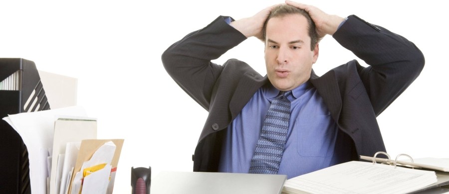 „Cechą pracoholików jest to, że czują wewnętrzny przymus pracy i praca służy, żeby ten przymus zredukować. To sytuacja analogiczna o uzależnienia od alkoholu - musimy się napić, żeby zredukować nieprzyjemne napięcie z braku alkoholu” – mówi gość „Dania do Myślenia” w RMF Classic, psycholog z Uniwersytetu SWPS w Sopocie dr Jacek Buczny. „To, co łączy się z pracoholizmem, to wyznaczanie sobie celów, które służą do zaspokajania potrzeb innych ludzi. Robimy coś, bo taka jest powinność” – tłumaczy ekspert. Dodaje, że „zasadniczym wewnętrznym czynnikiem jest samoocena”. „Ludzie, którzy uzależniają swoją samoocenę od wyników pracy to ludzie, którzy są narażeni na pojawienie się pracoholizmu” – mówi Buczny. Kiedy można pomagać? „Jak taka osoba zobaczy, że w pracy doświadcza negatywnych emocji, które mają negatywny wpływ na zdrowie” – odpowiada gość RMF Classic. Pytany o badania, według których 5 proc. Polaków to pracoholicy, odpowiada: „To bardzo dużo”. „Oni są już na takim etapie, który wymaga pomocy” – komentuje dr Jacek Buczny.