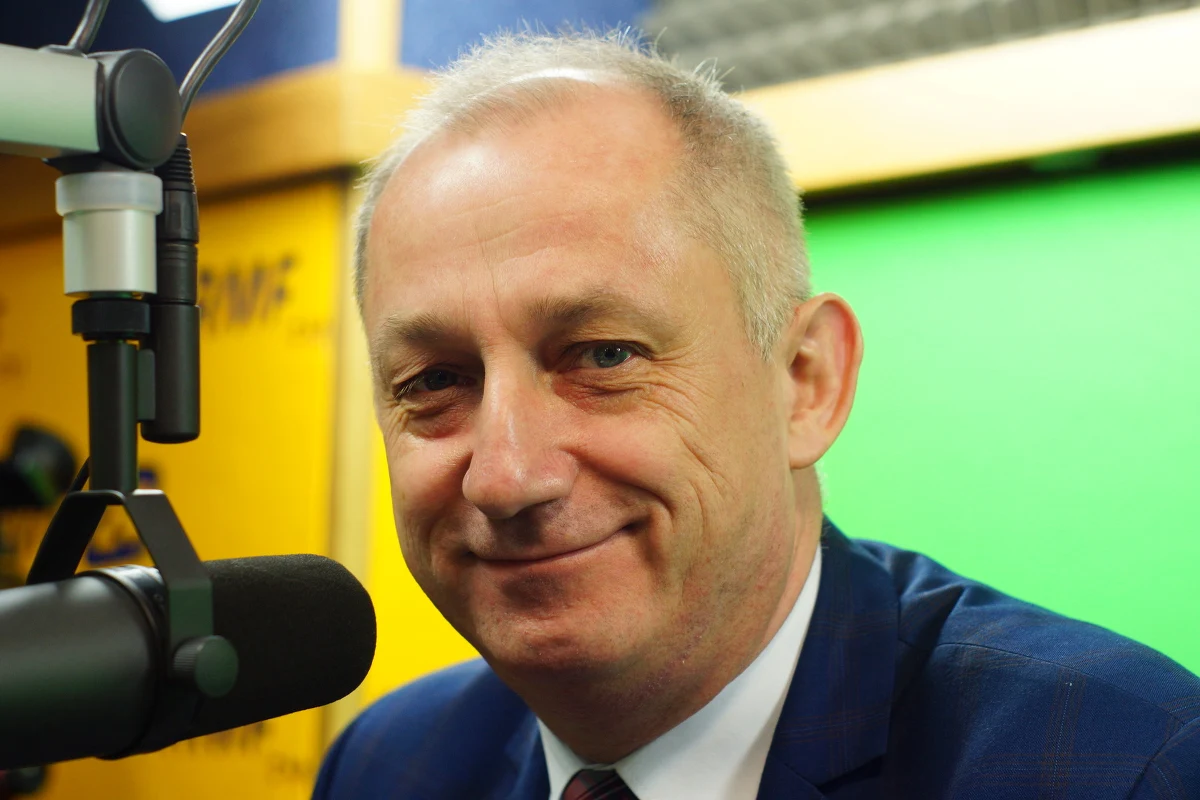 Bronisław Komorowski kandydatem PO w wyborach prezydenckich? „Nie mieści mi się to w głowie. Takie próby podejmował Wałęsa i źle to się skończyło” – mówi gość Kontrwywiadu RMF FM, szef klubu PO Sławomir Neumann w odpowiedzi na pytania słuchaczy. „Czuję wewnętrznie, że gdyby zrobić badania, to nawet ludzie z wielką sympatią odnoszący się do Komorowskiego, nie chcieliby, żeby kandydował” – dodaje. Pytany o Donalda Tuska, odpowiada: „Mógłby być ciekawym kandydatem”. Neumann dodaje, że być może również będzie trzeba szukać kandydata, który będzie jednoczył cały obóz opozycji.