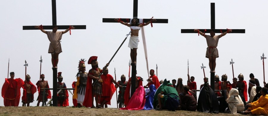 ​15 osób na północy Filipin zgodnie z miejscową tradycją dało się przybić do krzyży w Wielki Piątek, aby na oczach tysięcy uczestników drogi krzyżowej upamiętnić w ten sposób cierpienie Jezusa. Kościół katolicki nie pochwala tych widowisk.