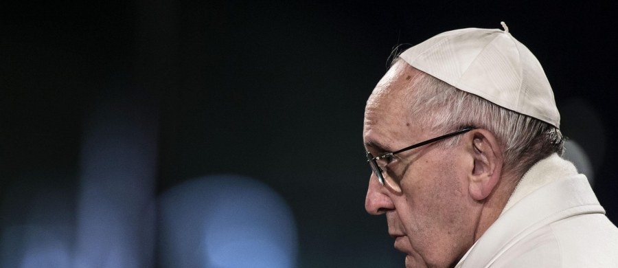 Podczas Drogi Krzyżowej w Wielki Piątek w rzymskim Koloseum papież Franciszek powiedział, że krzyż Chrystusa widać w obliczach prześladowanych chrześcijan, ludzi ścinanych "barbarzyńskim mieczem", uchodźców tonących w Morzu Śródziemnym i Egejskim.
