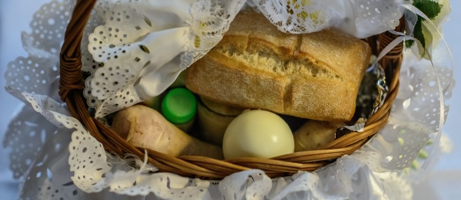 Zwyczaj błogosławienia pokarmów jest jednym z obrzędów liturgii Wielkiej Soboty. W przeszłości święciło się wszystkie potrawy przygotowane na wielkanocne śniadanie, stąd wzięła się nazwa święconka. 