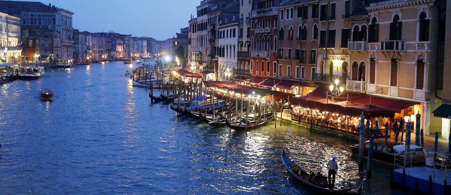 W Wenecji zainstalowano licznik mieszkańców. To inicjatywa, której celem jest pokazanie, że miasto stale wyludnia się. Według najnowszych danych w historycznym centrum i na okolicznych wyspach mieszka obecnie 83 755 osób.