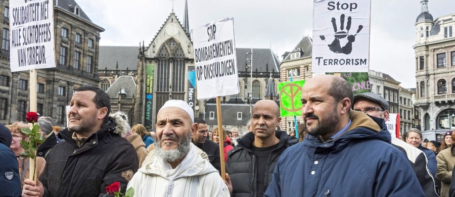 W głównym meczecie Brukseli minutą ciszy uczczono pamięć ofiar wtorkowych zamachów terrorystycznych. Działający przy meczecie ośrodek kultury islamskiej zapowiada organizację serii spotkań, które mają pomóc zwalczyć radykalne poglądy wśród muzułmańskiej młodzieży.