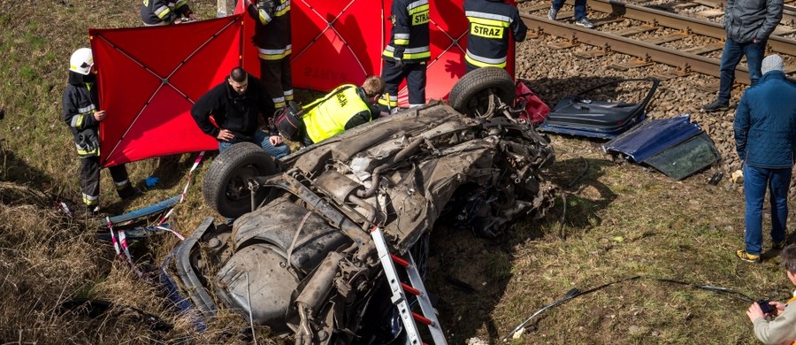 Policja wyjaśnia okoliczności tragicznego wypadku w Dziarnowie w powiecie inowrocławskim. Na strzeżonym przejeździe kolejowym, pod pociąg pospieszny relacji Poznań-Gdynia, wjechał samochód osobowy. Dwie osoby jadące autem: Kobieta i mężczyzna zginęły na miejscu. Informację dostaliśmy na Gorącą Linię RMF FM. 