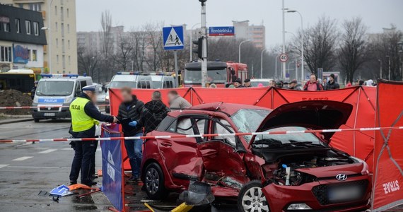 Tragiczny wypadek w Warszawie. Nie żyje instruktor nauki jazdy. "L" zderzyła się z holownikiem pomocy drogowej na skrzyżowaniu Kondratowicza i Rembielińskiej.
