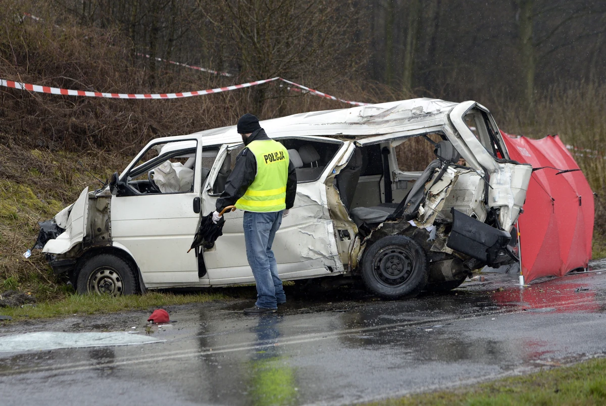 5 osób zginęło w wypadku, do którego doszło w miejscowości Werynia w pobliżu Kolbuszowej na Podkarpaciu. Na trasie wojewódzkiej bus zderzył się z samochodem ciężarowym. 
