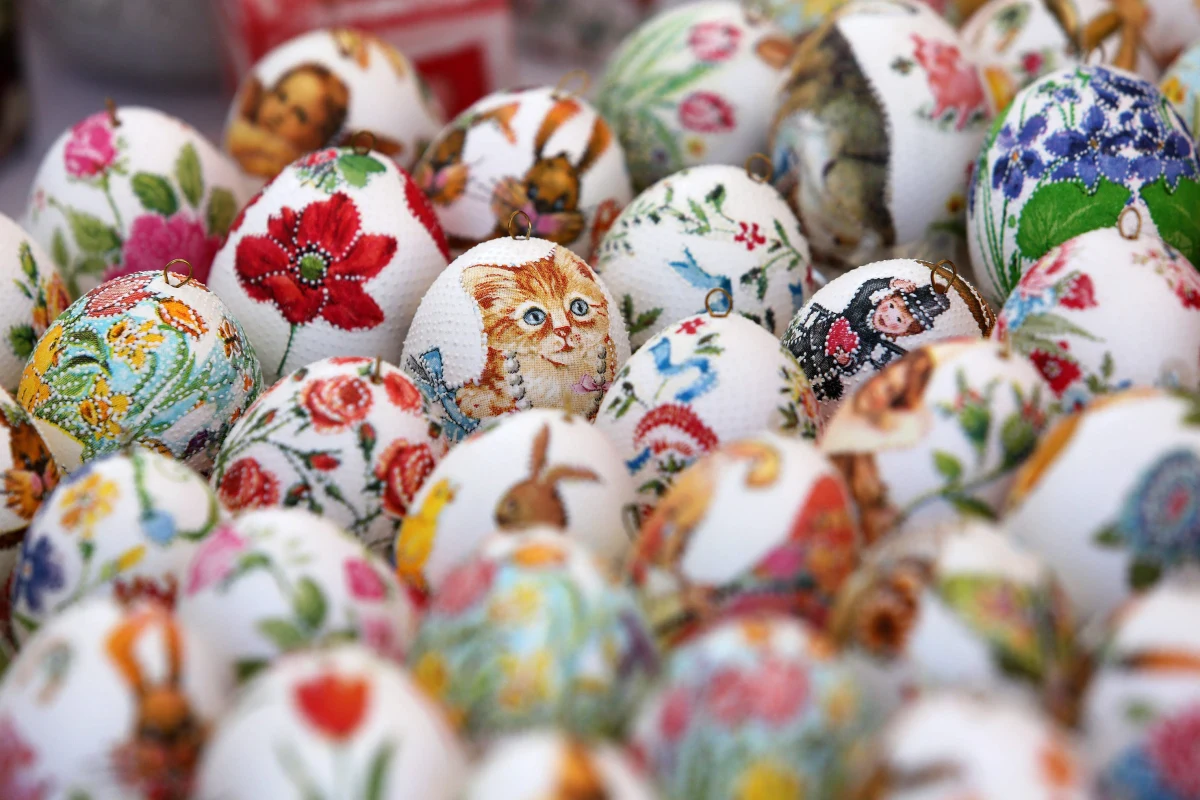 Barwione jajka – współcześnie symbol Wielkanocy – na przestrzeni dziejów nie zawsze nim były. W pierwszych wiekach polskiego chrześcijaństwa wręcz zabraniano ich spożywania w tym okresie, potem stały się częścią sfery sacrum, obecnie bywają jedynie gadżetami.