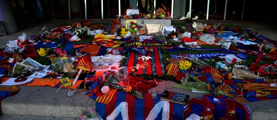 Prezes Barcelony Josep Maria Bartomeu otworzył na stadionie Camp Nou specjalne miejsce poświęcone Johanowi Cruyffowi. Hołd słynnemu holenderskiemu piłkarzowi, który zmarł w czwartek w wieku 68 lat, oddają również kibice ekipy z Katalonii.