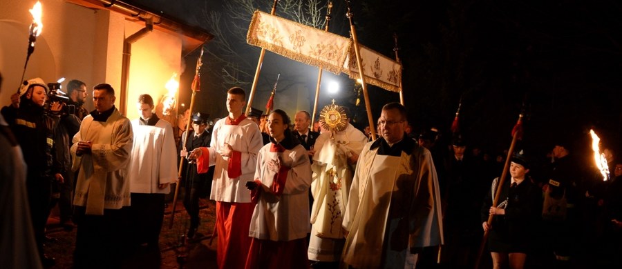 Niedziela Wielkanocna jest najważniejszym świętem w całym roku liturgicznym Kościoła katolickiego. Obchody religijne Wielkanocy rozpoczyna odbywająca się wczesnym rankiem procesja i msza, w Kościele katolickim zwana rezurekcją. W tym dniu spożywa się uroczyste śniadanie w gronie rodzinnym, poprzedzone składaniem sobie życzeń. Wielkanoc wieńczy okres Wielkiego Postu i poprzedzający ją Wielki Tydzień.