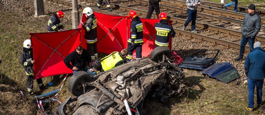 Są zarzuty za śmiertelny wypadek na strzeżonym przejeździe kolejowym w Dziarnowie koło Inowrocławia. Usłyszał je 41-letni dróżnik. W sobotę w zderzeniu samochodu osobowego z pociągiem zginęły 2 osoby.