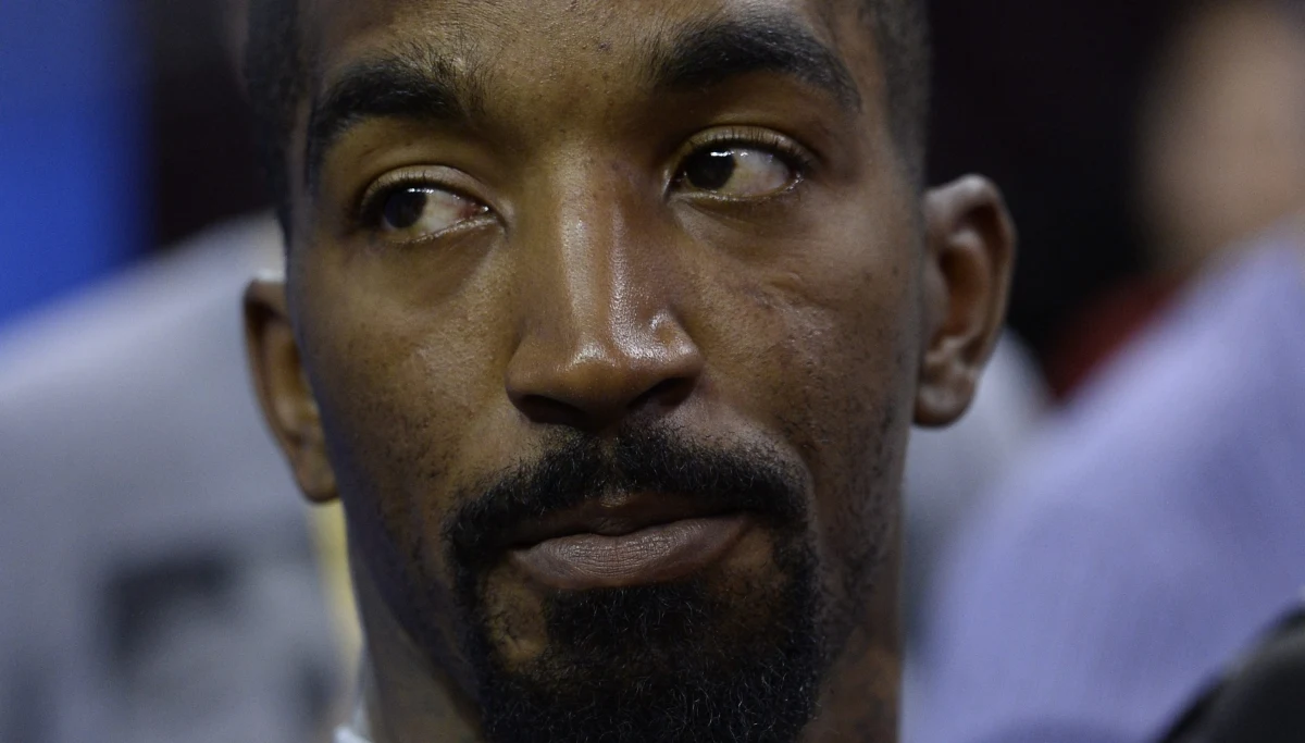 19-latek z USA domaga się koszykarza Cleveland Cavaliers J. R. Smitha 2,5 mln dolarów odszkodowania za naruszenie nietykalności osobistej fana, który poprosił go o zdjęcie. Do zdarzania miało dojść w nowojorskiej pizzerii.