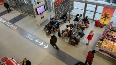 Ktoś zadzwonił z fałszywym alarmem na lotnisko w Modlinie. Policja zatrzymała 21 uczestników imprezy