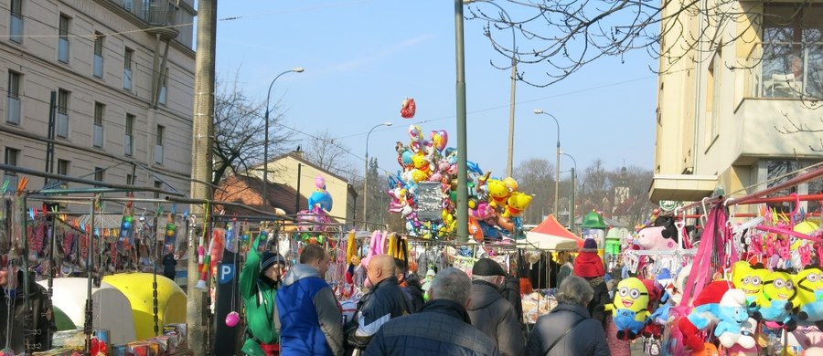 Tłumy krakowian i turystów uczestniczyły w poniedziałek wielkanocny na tradycyjnym Emausie, czyli odpuście przy klasztorze sióstr norbertanek na krakowskim Salwatorze. Mieszkańcy Wieliczki i przyjezdni oglądali w tym dniu poczynania Siudej Baby.
