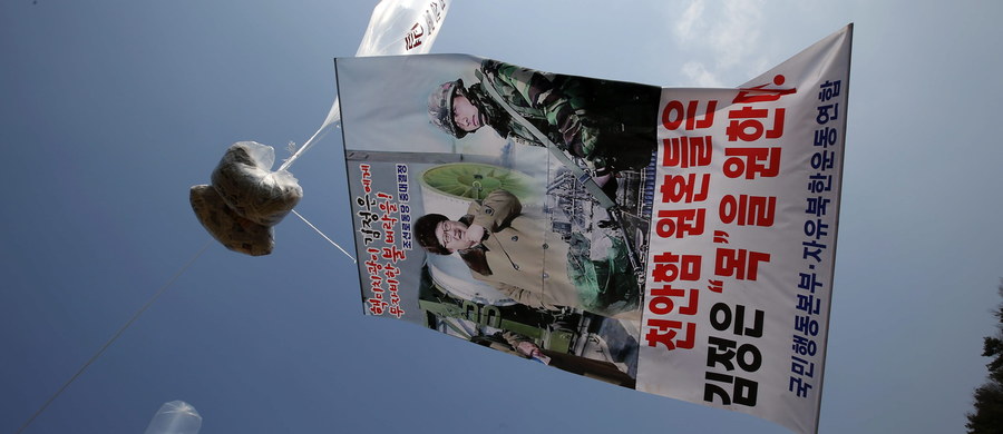 Aktywiści z Korei Południowej wysłali przez silnie strzeżoną granicę balony z około 100 tysiącami ulotek, krytykujących północnokoreański reżim. Obserwatorzy podkreślają, że stało się to w momencie, gdy wzrosło napięcie na Półwyspie Koreańskim.